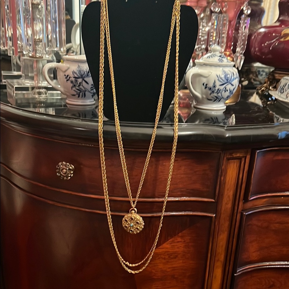 Elegant Gold Layered Necklace with Double-Chain Design